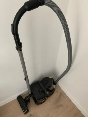 a vacuum cleaner sitting on the floor next to a wall at #2800ourhome 301 in Mechelen