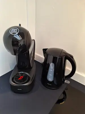a black blender sitting on top of a counter at Huis ALNA 4 in Mechelen