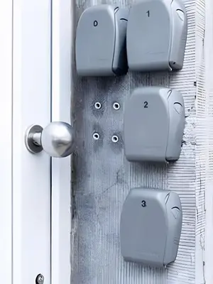 a close up of a white door with a handle at Studio calme et fonctionnel – idéal séjour pro in Brussels