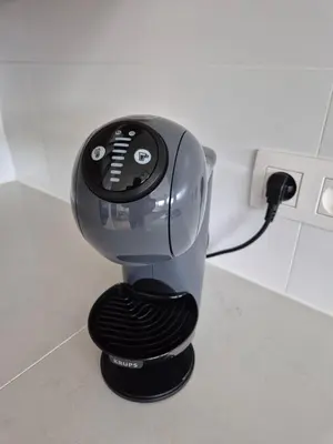 a blender sitting on a counter with a charger at Huis ALNA 6 in Mechelen