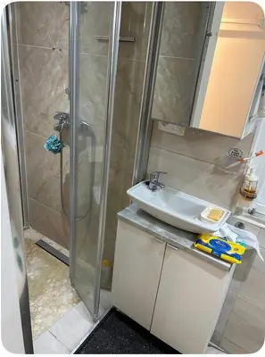a bathroom with a shower and a sink at Belle chambre de 1,30 cm de hauteur à Bruxelles midi in Brussels